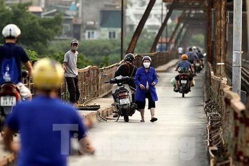 Hà Nội áp Chỉ thị 16, nhiều người vẫn tụ tập trên cầu Long Biên, bơi ở bãi tắm sông Hồng