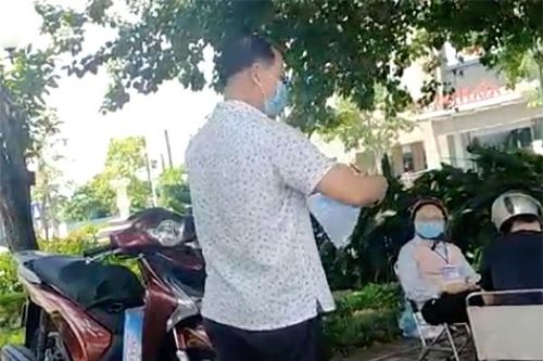 Vợ bị phạt lỗi ra đường không lý do chính đáng, người chồng đến xé biên bản