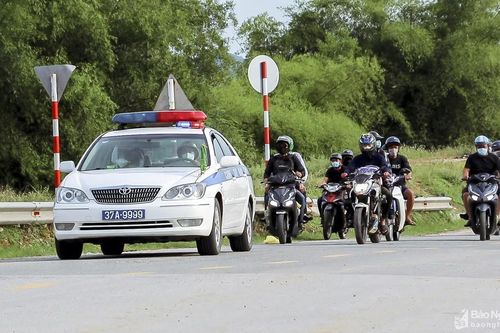 Đoàn gần 40 người đi xe máy từ thành phố Hồ Chí Minh về quê qua Nghệ An