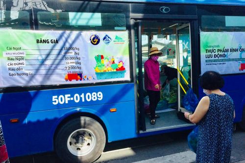 Độc đáo xe buýt 'siêu thị mini' mang hàng bình ổn giá đến với người dân