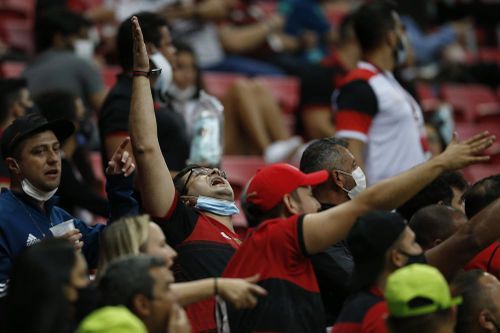 Nguy cơ làn sóng COVID-19 mới bùng phát khi Brazil ăn mừng quá sớm