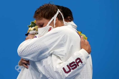Khuyến cáo vận động viên Olympic không ôm nhau trên bục nhận huy chương