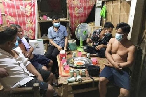 Trà Vinh: Tụ tập 'ăn nhậu' giữa mùa dịch, 5 người bị xử phạt 75 triệu đồng