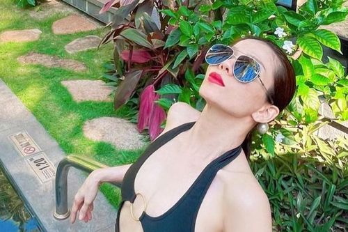 Khoe ảnh mặc bikini cắt xẻ hiểm hóc, Lệ Quyên khiến dân tình ngỡ ngàng khi vòng 1 bỗng 'lặn' mất tăm