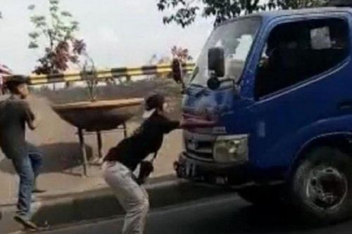 Thực hiện thử thách lao ra trước đầu xe tải, nam thanh niên phải trả giá bằng cả mạng sống