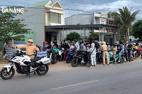 Cảnh sát giao thông tiếp tục hỗ trợ 81 người di chuyển bằng mô-tô về quê từ Thành phố Hồ Chí Minh