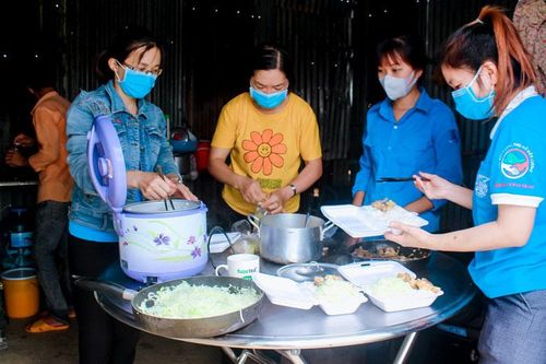 Bếp lửa ấm và những trái tim hồng ở khu vực cách ly