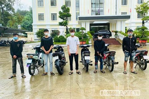 Phạt 6 thanh niên khoe 'thành tích' bốc đầu xe máy trên mạng xã hội