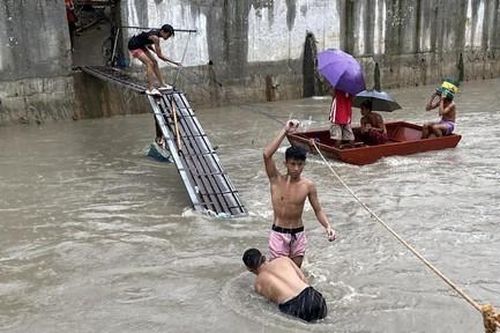 Hàng ngàn người phải sơ tán vì lũ lụt ở Philippines