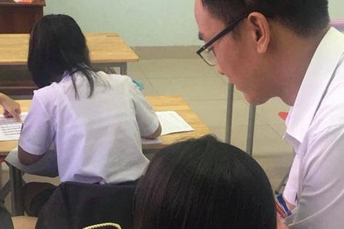 Nữ sinh đang kiểm tra bị thầy giáo lấy điện thoại ra chụp, nhìn màn hình mới phát hiện sự thật