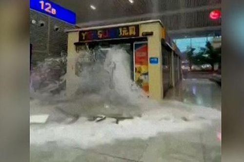 'Xin cứu chúng tôi': Khoảnh khắc cận kề cái chết theo lời kể của hành khách trên con tàu điện ngầm chìm trong trận lũ 'ngàn năm có một' ở Trung Quốc
