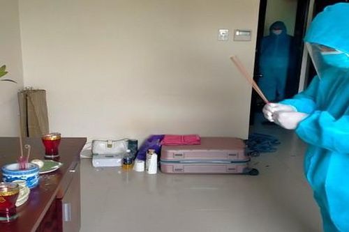 Thừa Thiên Huế: Xúc động 4 anh em ruột lập bàn thờ tạm chịu tang cha trong khu cách ly