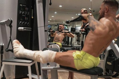 McGregor lao vào tập luyện với cái chân bó bột