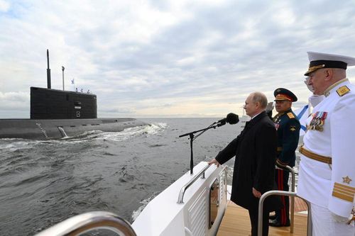 Tổng thống Putin giám sát 54 tàu chiến duyệt binh