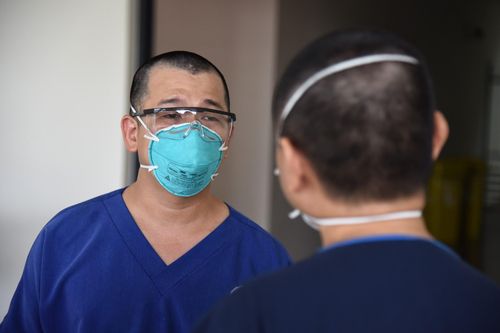 Những đôi mắt sưng và mái đầu trọc