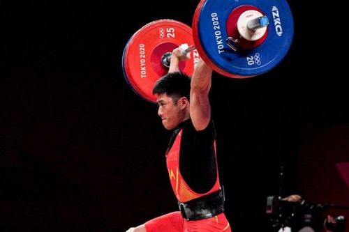 Vì sao đô cử Trung Quốc đứng một chân khi nâng tạ?