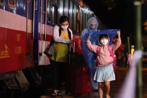 Hơn 800 người từ TP.HCM về Hà Tĩnh trên chuyến tàu 0 đồng