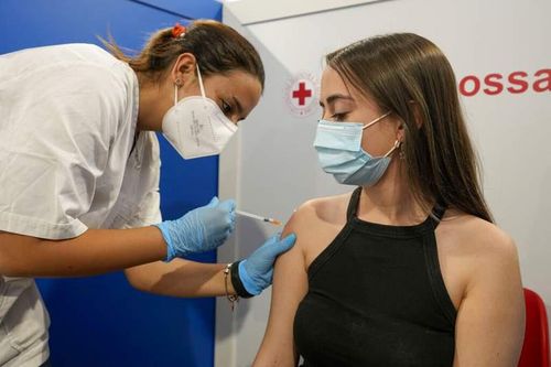 Nhiều quốc gia tặng vàng, căn hộ cho người đã tiêm vaccine