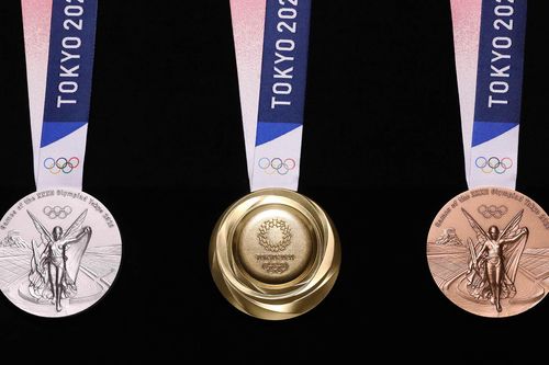 Câu chuyện về chiếc huy chương Olympic được tái chế từ xác điện thoại