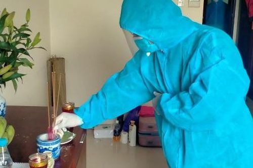 4 anh em lập bàn thờ vọng cha trong khu cách ly ở Huế