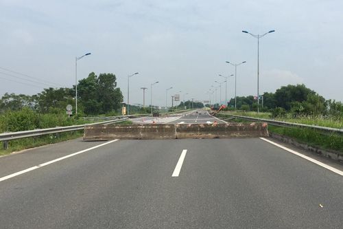 Xếp khối bê tông ngăn đường cao tốc Nội Bài - Lào Cai