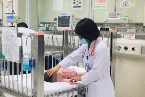 Mối nguy hiểm khi cho trẻ ngồi trước người điều khiển xe máy