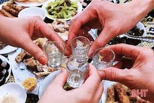 Tụ tập uống rượu, 4 nam nữ bị phạt 68 triệu đồng