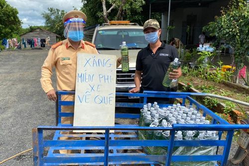 Cảnh sát tặng xăng cho người dân về quê