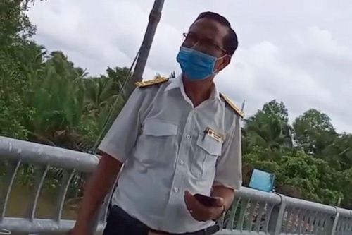 Đội trưởng chi cục thuế lớn tiếng khi bị kiểm tra tại chốt kiểm dịch