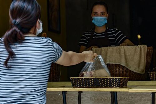 Hà Nội: Tiểu thương kẻ vạch vôi, dùng bàn để đồ, giao hàng không tiếp xúc để phòng dịch