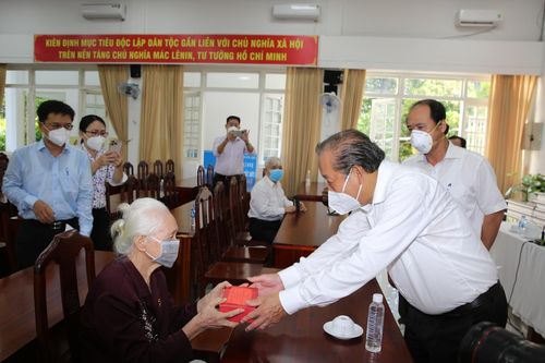 Phó Thủ tướng Trương Hòa Bình thăm, tặng quà người có công ở TPHCM