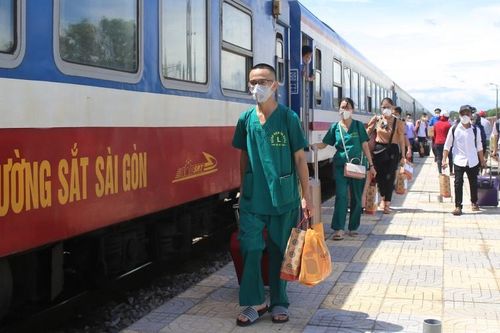 Đến và đi trên chuyến tàu mang nặng nghĩa tình
