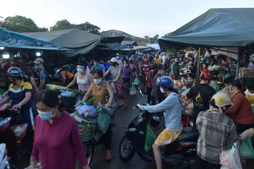 Hà Nội thực hiện phát thẻ cho người đi chợ