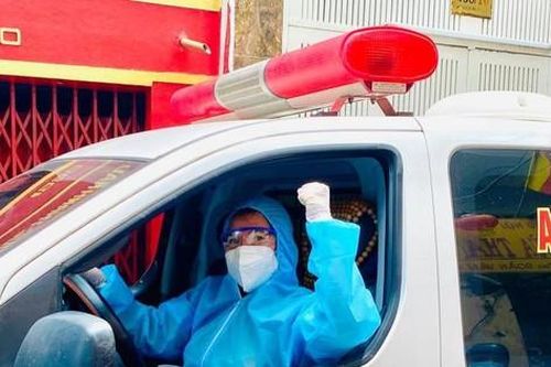 Thủ lĩnh 'nhặt rác' trở thành tình nguyện viên lái xe '0 đồng'