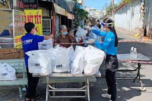 Cung cấp hàng thiết yếu tới từng nhà dân bị phong tỏa