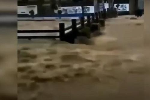 Hình ảnh như tận thế khi bão In-fa đổ bộ vào Trung Quốc