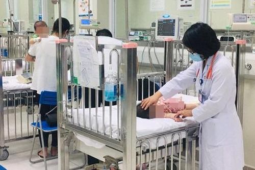 Ngồi trước người điều khiển xe máy, bé trai bị tai nạn nghiêm trọng