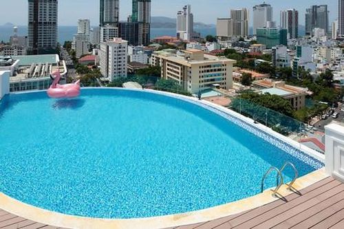 Kiệt sức chống chịu, rao bán khách sạn tràn lan