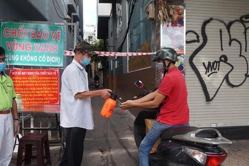 Chốt bảo vệ ở TPHCM kiểm soát shipper và người dân trong vùng không có dịch