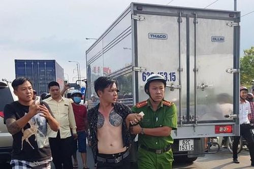 Khởi tố đối tượng cầm dao cố thủ trong xe khi bị CSGT truy đuổi