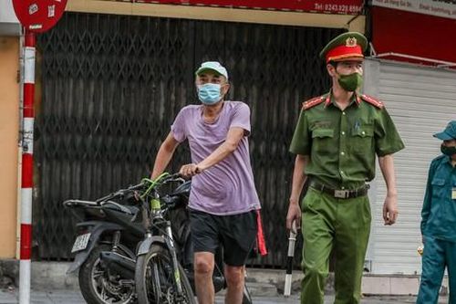 Bất chấp lệnh 'ở nhà', nhiều người Hà Nội vẫn đổ ra đường tập thể dục