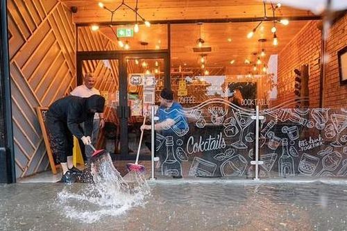Xe hơi bị nhấn chìm, nước lũ tràn qua bồn cầu vào nhà dân sau mưa lớn ở London