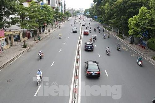 Phố phường Hà Nội vắng vẻ khác lạ trong ngày đầu tuần