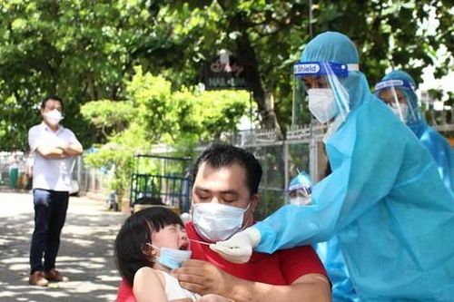 Theo chân bác sĩ lấy mẫu xét nghiệm vào điểm nóng dịch COVID-19