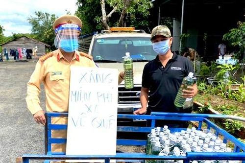 CSGT Gia Lai dẫn đường, phát xăng cho người dân từ phía Nam đi qua
