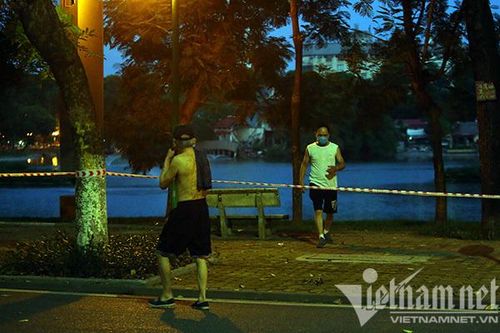 'Né' lực lượng kiểm tra, người dân Hà Nội tập thể dục lúc 3 giờ sáng