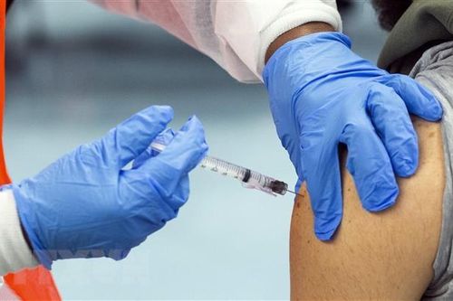 Dịch COVID-19: Chuyên gia Mỹ đề xuất tiêm liều vaccine tăng cường