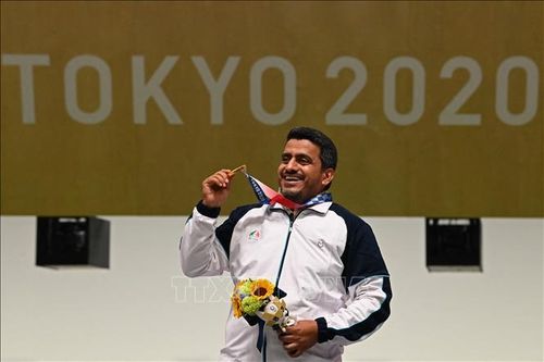 Y tá trong Lực lượng vệ binh cách mạng Hồi giáo Iran giành HCV bắn súng Olympic