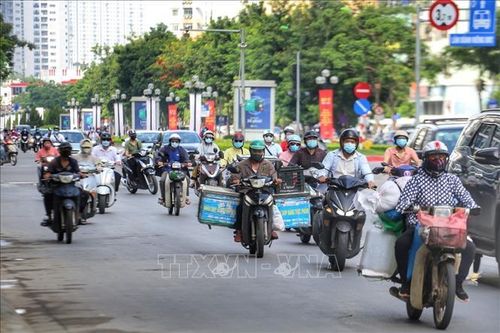 Nhiều tuyến phố Hà Nội vẫn đông người vào đầu giờ đi làm