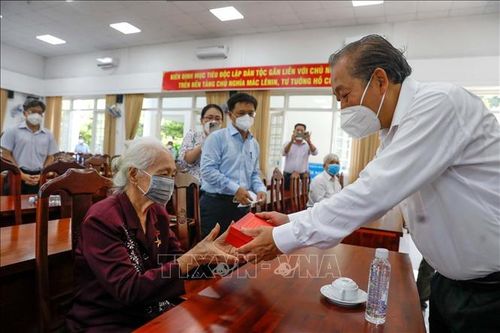 Phó Thủ tướng Trương Hòa Bình thăm, tặng quà các gia đình chính sách, người có công
